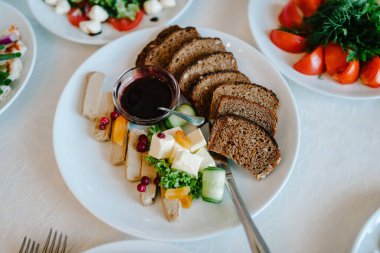 Şenlik masasında yemek servisi yapıyor. Yemek, salata, et, balık menüsü. Düğün ziyafetinde şölen masası. Dekorasyon. Ayrıntılar. Üst görünüm.