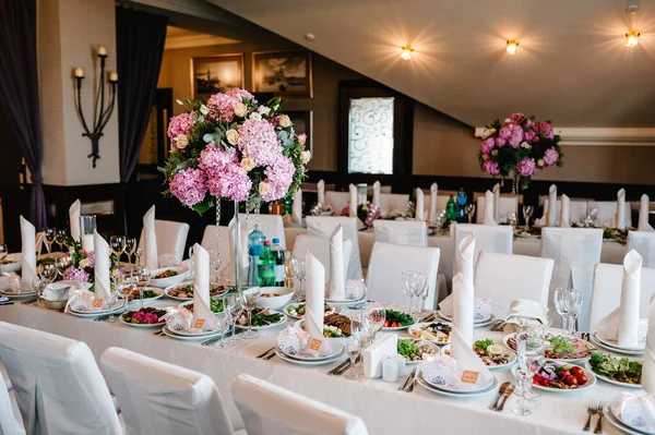 Uma Composição Flores Verde Está Uma Mesa Festiva Salão Banquete — Fotografia de Stock