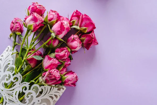 Bouquet Small Pink Roses Violet Background Happy Birthday Holiday Greeting — Zdjęcie stockowe