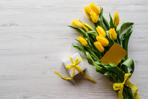Bouquet Tulipes Avec Coffret Cadeau Sur Fond Bois Blanc Carte — Photo