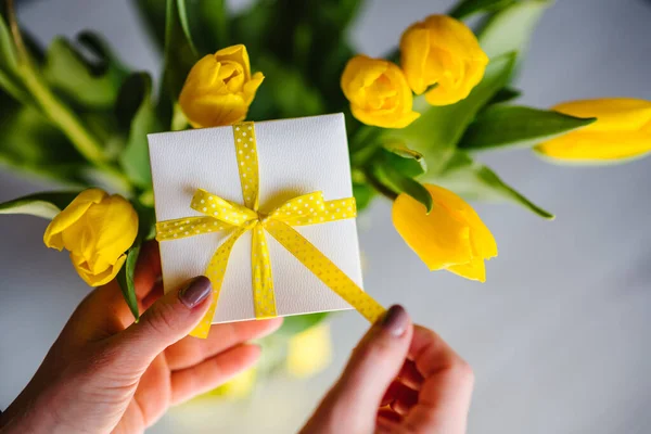 Niespodzianka Kobieta Ręcznie Otwarte Pudełko Żółte Tulipany Tle Miejsce Wiadomość — Zdjęcie stockowe