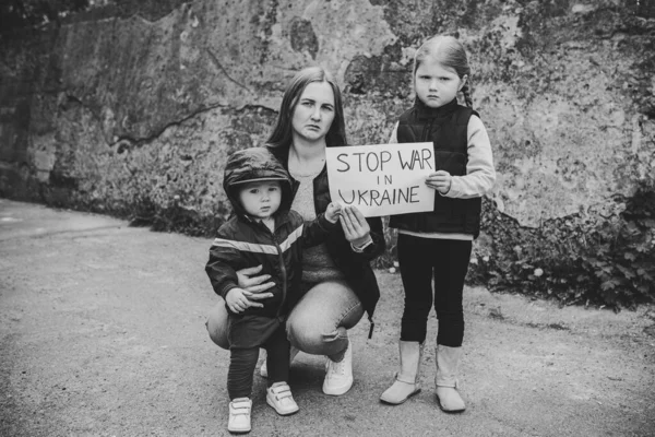 Расстроенные Дети Матерью Протестующей Против Военного Конфликта Поднимают Плакат Надписью — стоковое фото