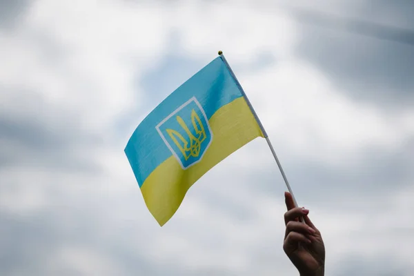 Украинский Желтый Синий Флаг Развевается Ветру Против Неба Женщина Держит — стоковое фото