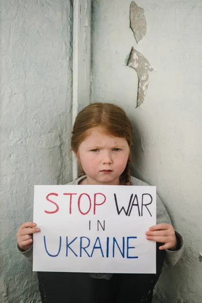Расстроенная Бедная Девочка Малышка Протестующая Против Военного Конфликта Поднимает Плакат — стоковое фото