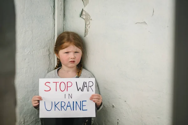 Расстроенная Бедная Девочка Малышка Протестующая Против Военного Конфликта Поднимает Плакат — стоковое фото
