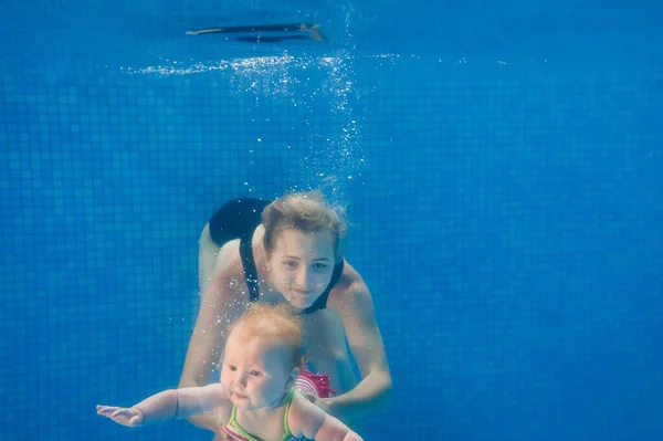 Mor Håller Barnet Dotter Lär Sig Simma Simning Lektion Göra — Stockfoto