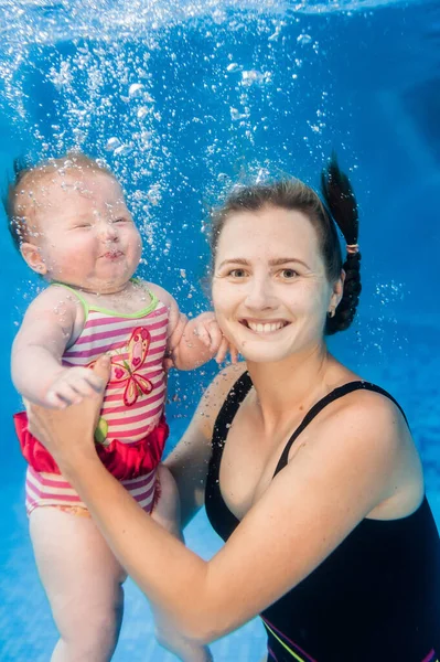 Мама Тримає Дочку Зануреною Воду Плаваючи Під Водою Басейні Веслування — стокове фото