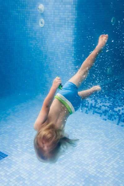 Kleines Baby Junge Schwimmt Unter Wasser Planschbecken Tauchbaby Kleinkind Schwimmen — Stockfoto