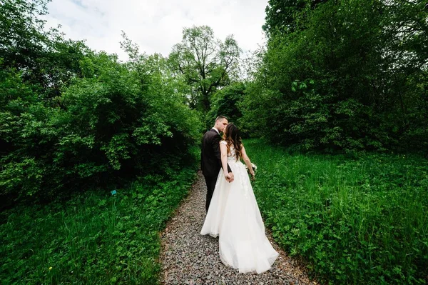 Casal Atraente Recém Casados Caminho Certo Jardim Livre Momento Casamento — Fotografia de Stock