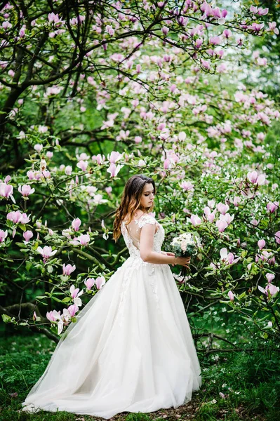 Πορτρέτο Της Νύφης Ένα Γαμήλιο Μπουκέτο Στέκεται Πίσω Φόντο Λουλούδια — Φωτογραφία Αρχείου