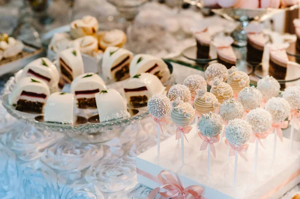 美しいケーキのポップ 結婚式のパーティーのレセプションのためのお菓子やグッズとカラフルなテーブル 装飾されたデザートテーブル キャンディビュッフェでおいしいお菓子 パーティー用のデザートテーブル ケーキカップケーキ — ストック写真