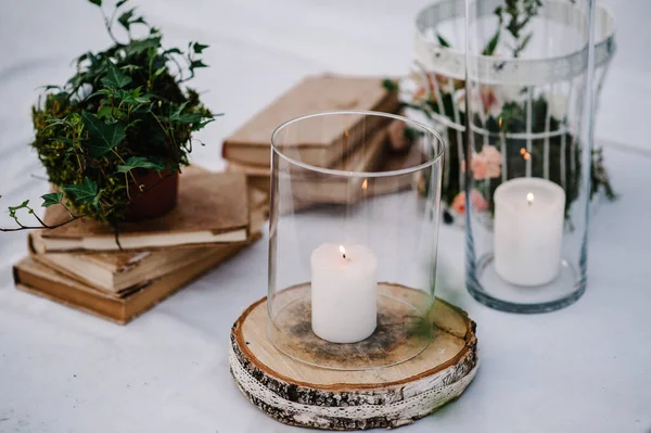 Mesa Para Ceremonia Boda Está Decorada Con Flores Jaula Velas — Foto de Stock