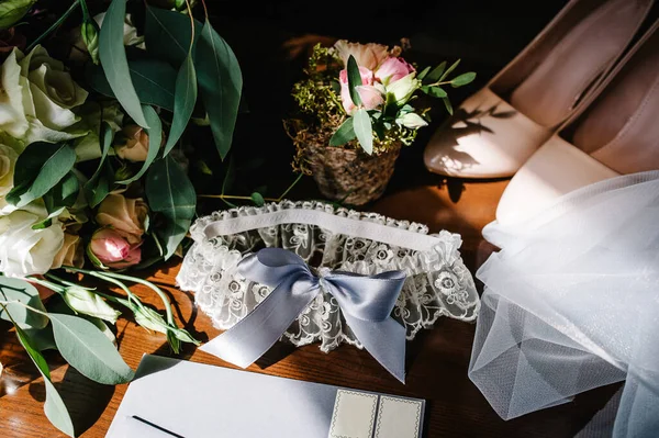 Düğün Aksesuarı Gelin Şık Bej Ayakkabılar Bir Buket Çiçek Tahta — Stok fotoğraf