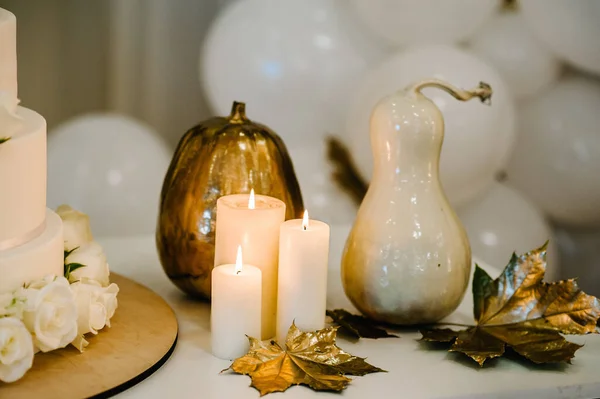 Decorated Table Wedding White Balloons Candles Autumn Leaves Small Pumpkins — Stockfoto