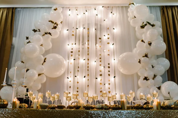 Table Setting Wedding Decorated Arch Wedding Ceremony White Balloons Candles —  Fotos de Stock
