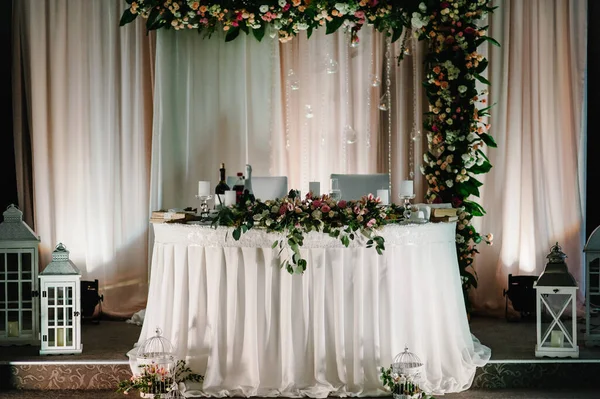 Mesa Festiva Recién Casados Cubiertos Con Mantel Decorado Con Composición —  Fotos de Stock