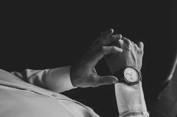 Siyah Beyaz Fotoğraf Gömlekli Adam Kolundaki Saati Ayarlıyor Saat Kullanarak — Stok fotoğraf