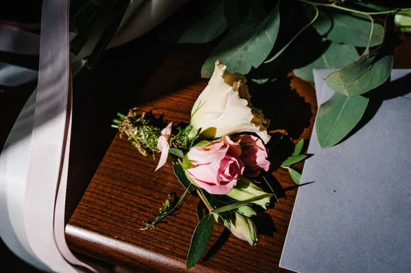 Düğme Deliği Damat Için Yaka Çiçeği Düğün Aksesuarı Gelin Ahşap — Stok fotoğraf