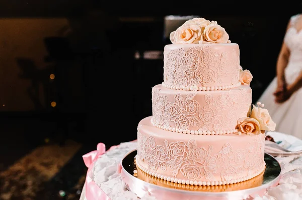 結婚式の宴会のための花との結婚式ケーキ おいしいレセプション コピースペース お祝いパーティーのコンセプト トレンディケーキ — ストック写真