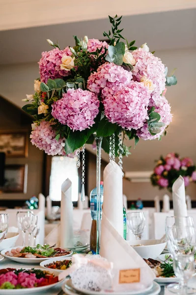 Düğün Dekoru Ziyafet Salonunda Menekşe Mor Pembe Çiçekler Yeşillik Kompozisyonu — Stok fotoğraf