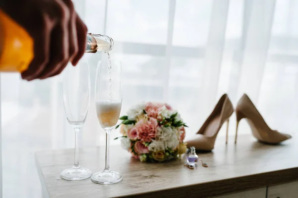 Pouring Champagne Glasses Standing Table Wedding Day — Stock Photo, Image