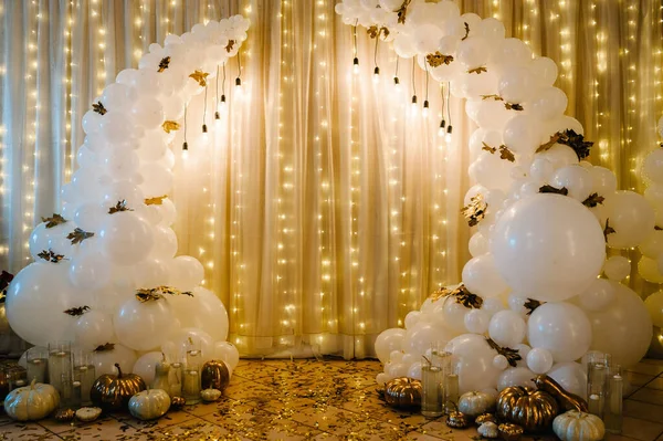 Decorated Arch Wedding Ceremony White Balloons Candles Autumn Leaves Small —  Fotos de Stock