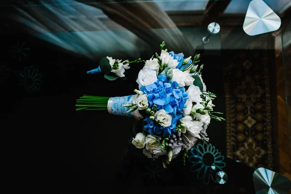 婚礼花束由蓝白相间的花朵和绿色的新娘组成 时尚典雅的纽扣孔新郎躺在黑色的背景上 靠近点顶部视图 — 图库照片