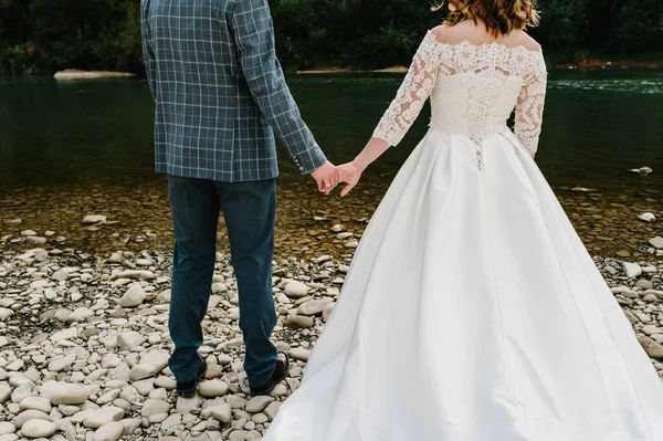 Los Novios Tomados Mano Compromiso Recién Casados Aire Libre Cerca —  Fotos de Stock