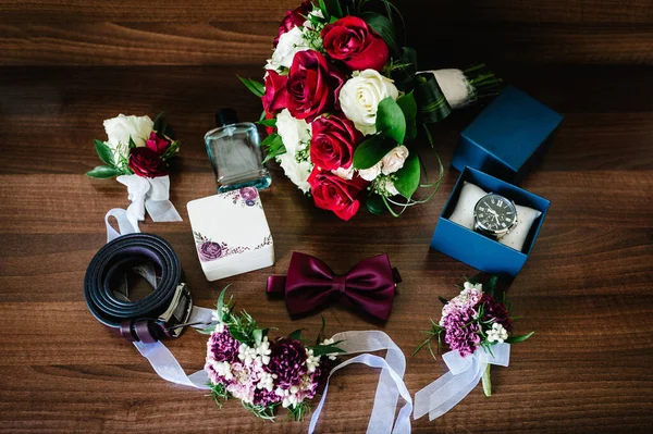 Accessoires Des Bräutigams Uhr Parfüm Krawattenschleife Gürtel Blumen Auf Einem — Stockfoto