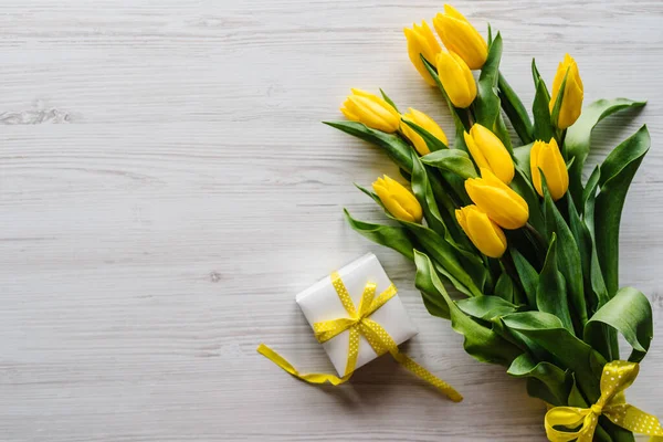 Bouquet Tulipes Jaunes Avec Boîte Cadeau Sur Fond Blanc Rustique — Photo