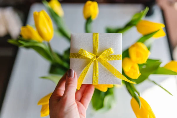 Kobieta Trzymać Pudełko Żółte Tulipany Tle Miejsce Wiadomość Kartka Życzeniami — Zdjęcie stockowe