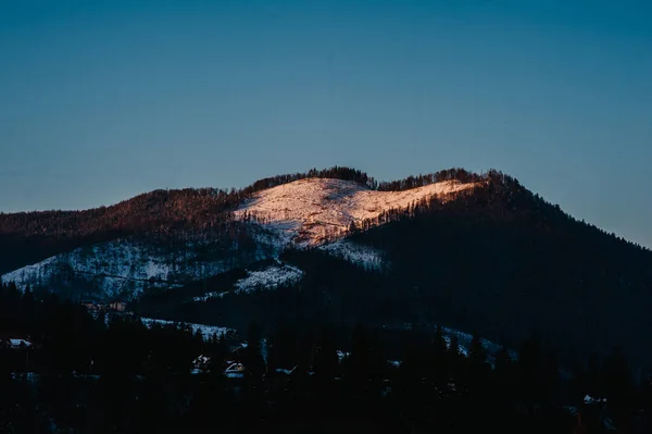 Salida Del Sol Las Montañas Invierno Pistas Esquí Cubiertas Nieve —  Fotos de Stock