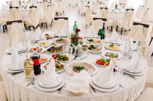 Blick Auf Den Restaurantsaal Die Festliche Tafel Hochzeitssaal Ein Tisch — Stockfoto
