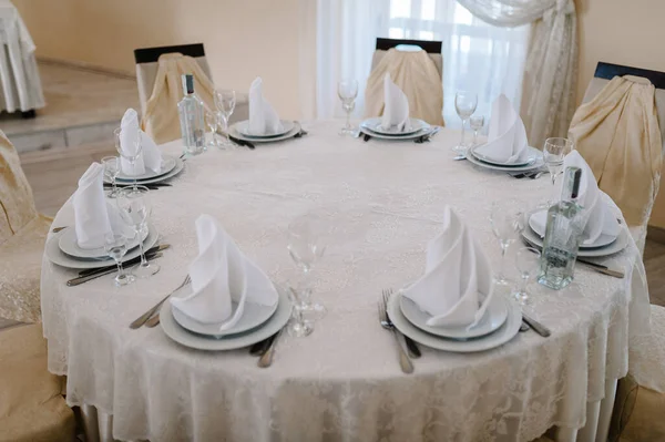 Festliche Stühle Und Tisch Dekoriert Und Serviert Besteck Für Gäste — Stockfoto