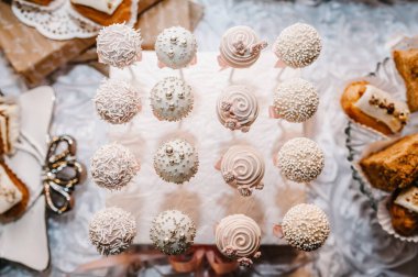 Pasta harika olmuş. Düğün resepsiyonu için renkli bir masa ve şekerleme. Açık büfede leziz tatlılar. Parti için tatlı masası. Kekler, kekler. Düz yat. en üstteki görünüm.