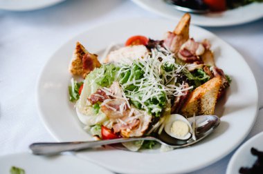 Şenlik masasında yemek servisi yapıyor. Yemek, salata, et, balık menüsü. Düğün ziyafetinde şölen masası. Dekorasyon. Ayrıntılar.