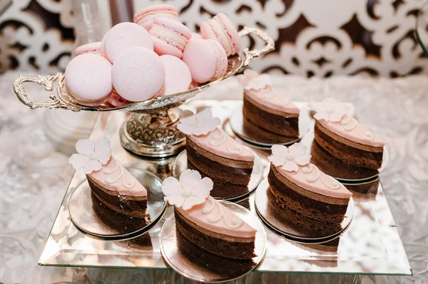 Heerlijke Zoete Chocolade Vanille Taarten Roze Pastel Beige Macarons Een — Stockfoto