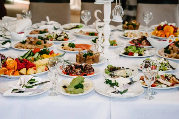 Servir Dîner Sur Une Table Festive Nourriture Salades Viande Repas — Photo