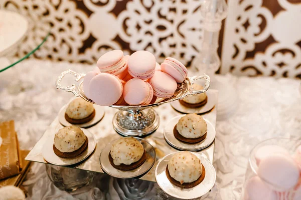 Heerlijke Zoete Chocolade Vanille Taarten Roze Pastel Beige Macarons Een — Stockfoto