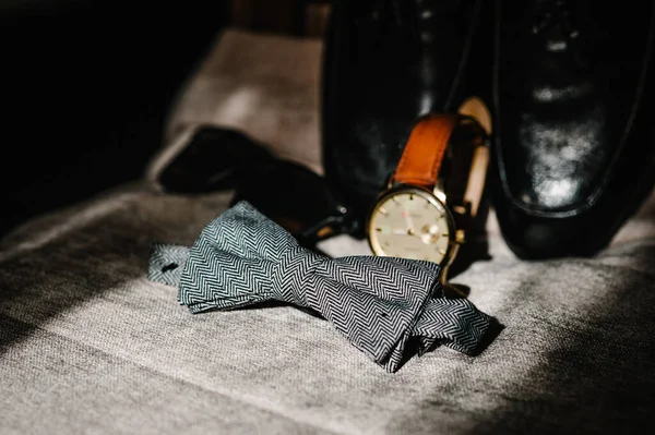 Sapatos Masculinos Pretos Lacados Elegantes Relógio Óculos Laço Cinza Para — Fotografia de Stock