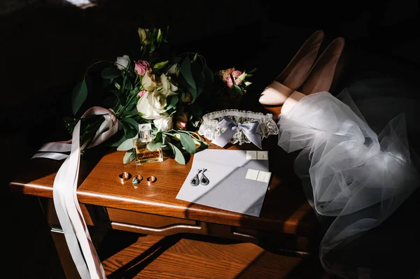 Noiva Acessório Casamento Sapatos Bege Elegantes Brincos Anéis Ouro Flores — Fotografia de Stock