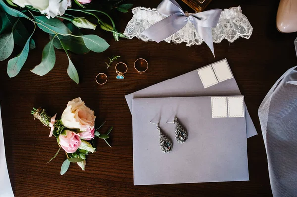 Весільний Аксесуар Нареченої Стильне Бежеве Взуття Сережки Золоті Кільця Квіти — стокове фото