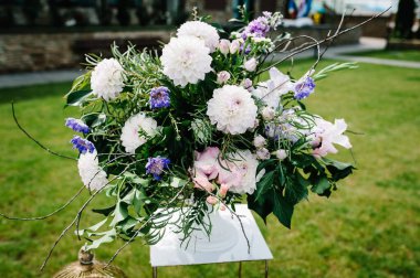 Bir buket çiçek. Menekşe, mor, pembe çiçekler ve yeşilliğin doğadaki bileşimi. Ev dekoru. Düğün dekorasyonu. Konum seremonisi.