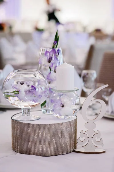 Festive Table Decorated Composition Violet Purple Flowers Greenery Candles Banquet — Foto de Stock
