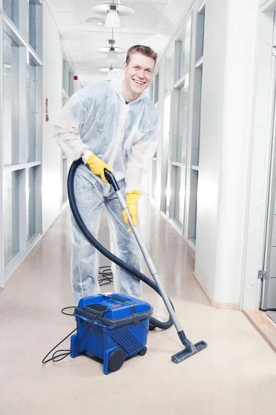 Schoonmaken kantoor in beschermende overalls — Stockfoto