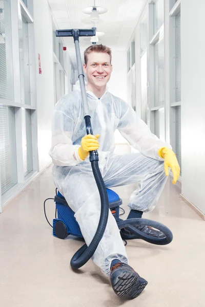 Homem mais limpo fazendo uma pausa — Fotografia de Stock