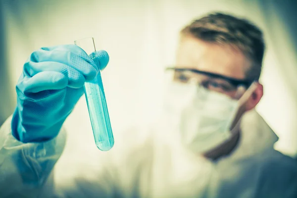 Chemist working in laboratory — Stock Photo, Image