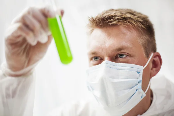 Chemist working in laboratory — Stock Photo, Image