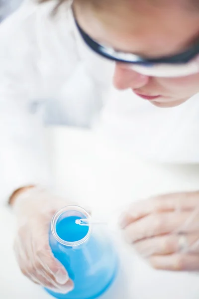 Chemist working in laboratory — Stock Photo, Image