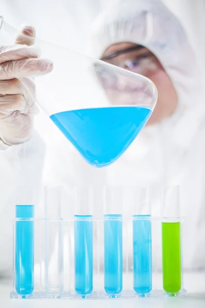 Chemist working in laboratory — Stock Photo, Image